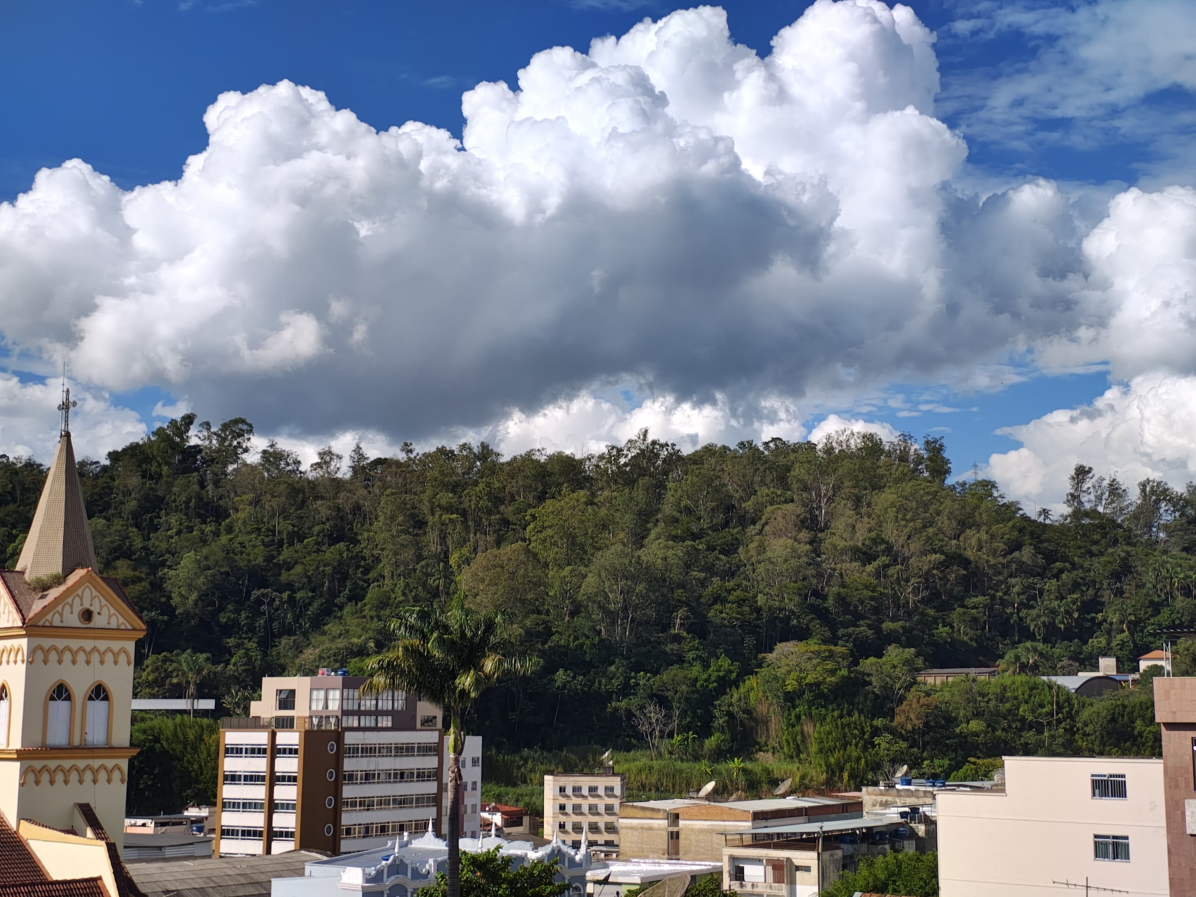 Semana será de sol entre nuvens e possibilidade de pancadas de chuva em Santos Dumont